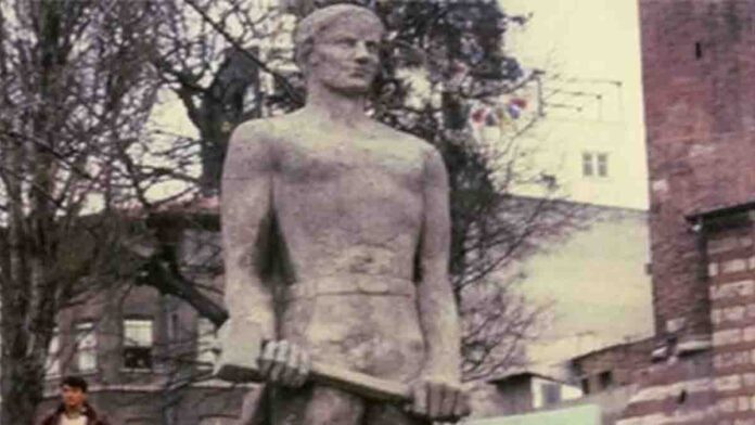Tophane'deki işçi heykeli