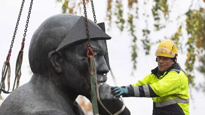 Finlandiya'da Sovyetler Birliği dönemi Lenin anıtı söküldü