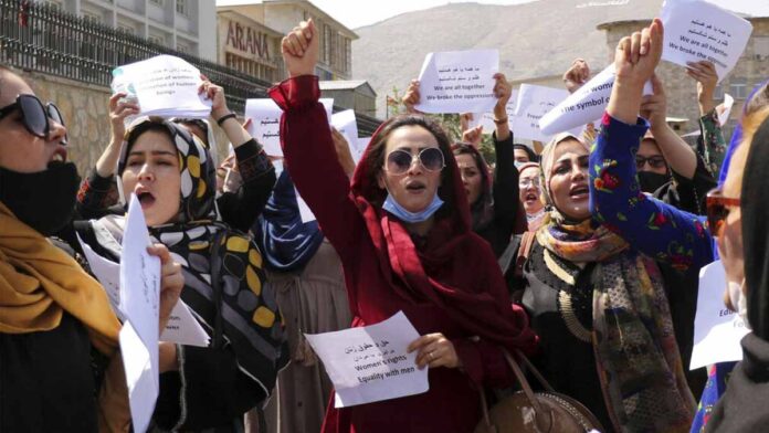 Li Afganistanê jinan qedexeya zanîngehê protesto kiriye: “Perwerdehî, mafê me ye”