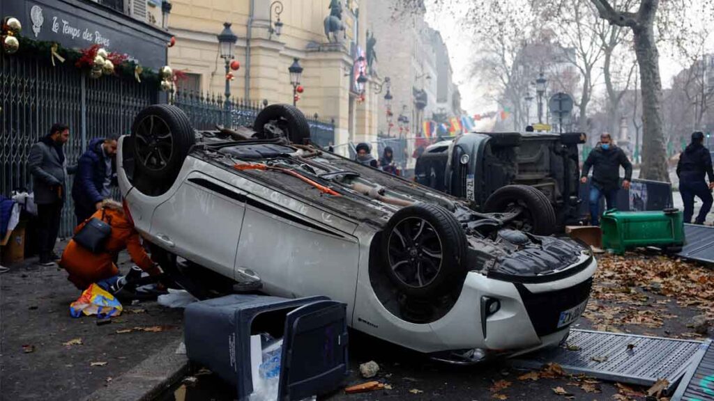 Paris'te Kürtlere dönük ırkçı saldırı protesto edildi