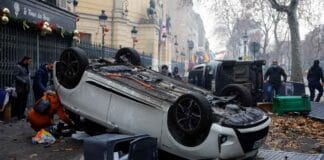 Paris'te Kürtlere dönük ırkçı saldırı protesto edildi