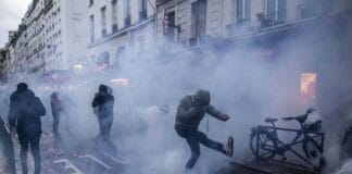 AFP'nin haberine göre gözaltındaki 69 yaşındaki William M. sorgusunda ırkçı olduğunu söyledi.