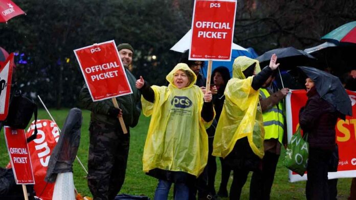 İngiltere'de grevler: Sınır muhafaza ve ehliyet sınavı çalışanları ile demiryolu işçileri yılın son haftasında grevde
