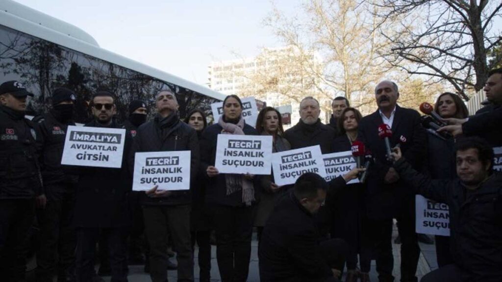 Parlamenterên HDPê li ber Wezareta Edaletê dest bi çalakiya rûniştinê kirine