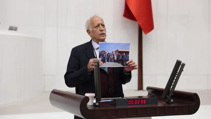 Sinan Çiftyürek, Arap-Türk-Fars devletlerinin Kürtlere yönelik çifte standardını eleştirerek “Kürtler statüsüz yaşayamaz, devletleşme kaçınılmaz” dedi.