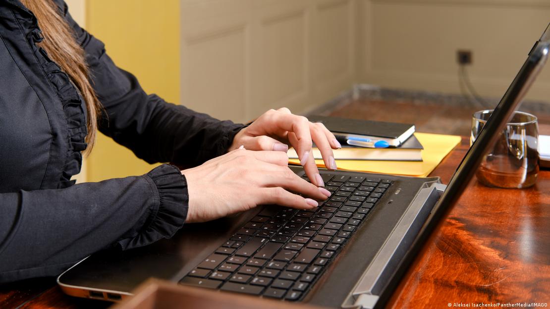 Bilgisayar klavyesinde yazı yazan bir kadın.