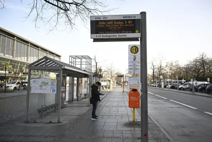 Almanya’da grev: İki günlük grev birçok şehirde ulaşımı durdurdu
