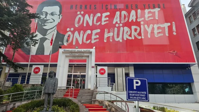CHP'li Bülent Tezcan’dan belediye başkanlarının parti değiştirmesine tepki: Toplumda “seçtiğimizin kıymeti yok” algısı yaratır, demokrasiye darbedir!