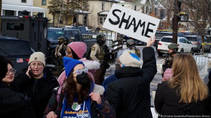 2 sivili öldürdükten sonra ICE Minnesota'dan çekiliyor