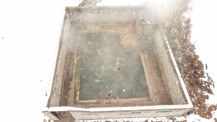 İmece usulü kaplıca: Van’da kar altında sıcak havuz keyfi