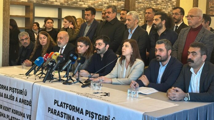 Kobani’ye gönderilmek üzere Suruç’a giden 25 yardım tırının geri gelmesine Diyarbakır’dan tepki 