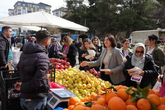 Li Amedê etîketên bi kurdî li bazara taxê hatin belavkirin