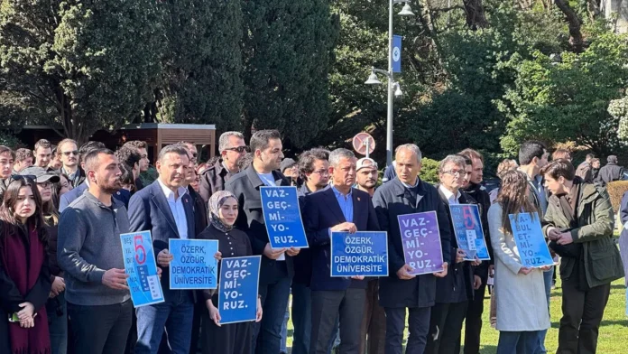 Rektörlüğe sırtını döndü l Özgür Özel Boğaziçi Üniversitesi'nde