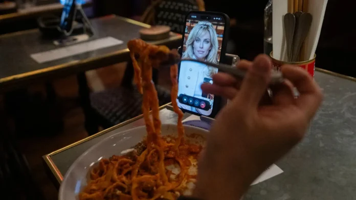 Tek kişilik masalar, karşılarında akıllı telefonlar: Dünyanın ilk yapay zekâ flört barı açıldı