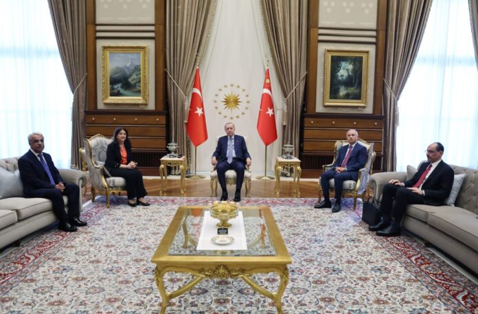 ​Heyeta Îmraliyê û Erdogan Civiyan: Di Rojevê de Pêvajoya Aştî û Rojava Heye