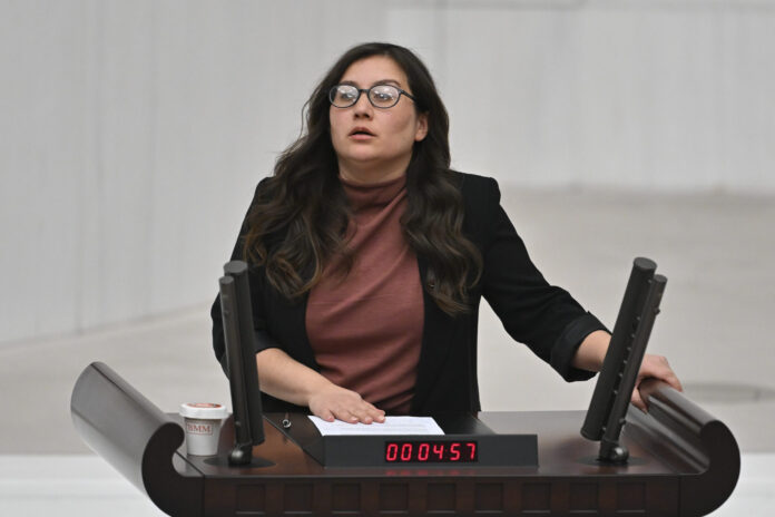 ‘Saç örgüsü’nden tutuklanan çocuk çıplak aramaya maruz bırakıldı