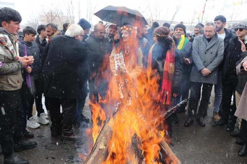 4 kentte Newroz kutlamaları... Pervin Buldan: 'Demokratik entegrasyon yasaları sürecine giriyoruz' - Resim : 2