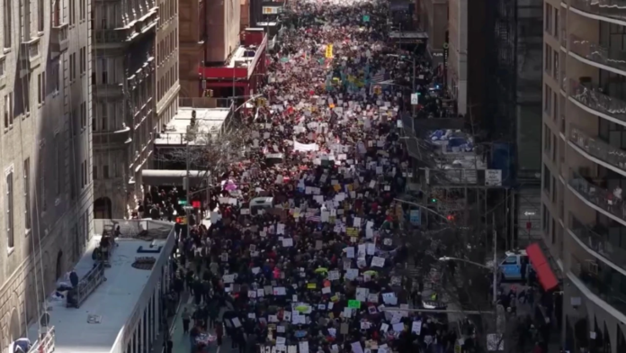 ABD’de milyonlar sokakta: “Krallara Hayır” sloganı yükseldi