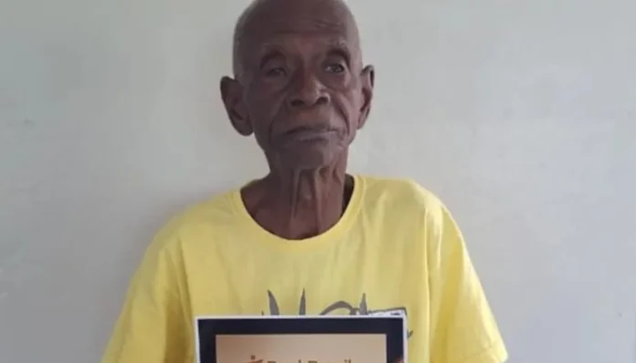 Bakımevinde, 118 yaşında ve hala sigara içiyor