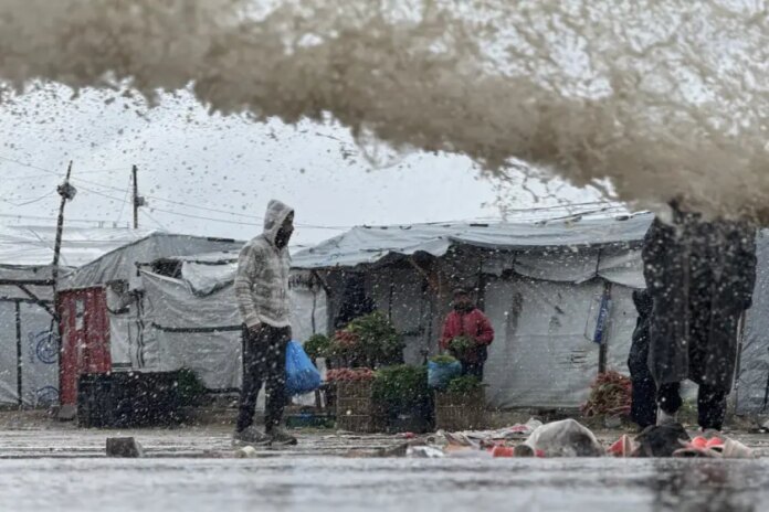 Gazze’de yıkım sonrası halk çamur ve soğukla mücadele ediyor