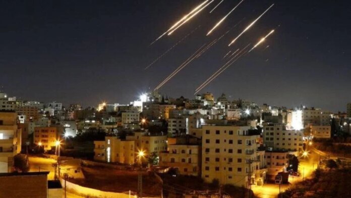 İran Hayfa Rafinerisi'ni hedef aldı