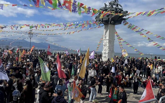 İzmir’de Newroz sonrası “teknik takip” gerekçesiyle gözaltına alınanlar adliyeye sevk ediliyor