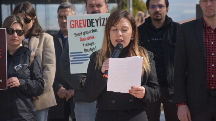 Karacasu'da öğretmenler eylem yaptı: Daha kaç öğretmenin can vermesi gerekiyor?