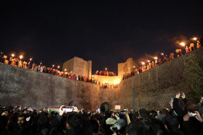 Li Sûrên Amedê jinan Newroz bi meşaleyan pîroz kir