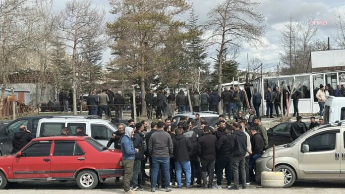 Van’da kamyoncular Cuma gününe kadar grevde | 'Borcu borçla kapatıyoruz'