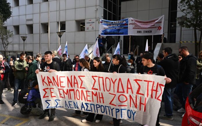 Körfez’de mahsur kalan mürettebat için Yunanistan’da denizciler grevde