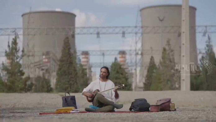 İranlı sanatçı, santral önünde müzik yaparak eylem düzenledi