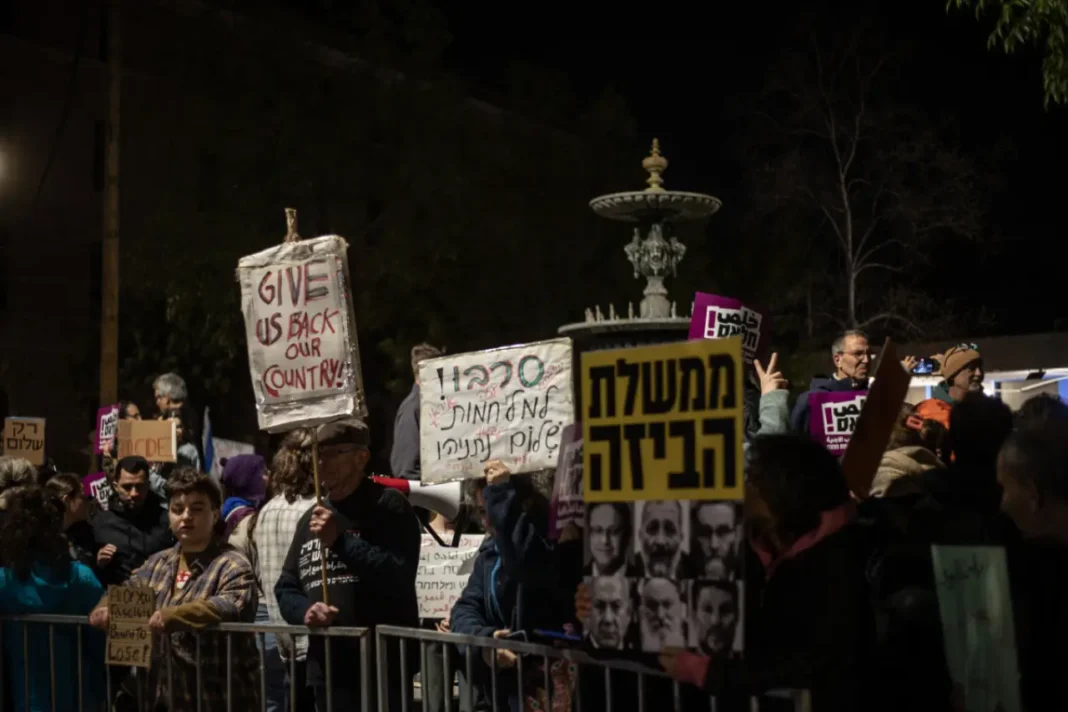 Tel Aviv'de Netanyahu karşıtı savaş protestosu Tel Aviv'de Netanyahu karşıtı savaş protestosu