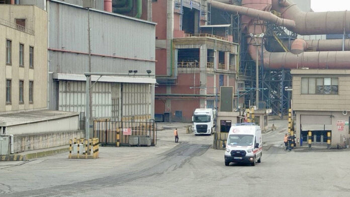 Kocaeli'de fabrikada yüksekten düşen 4 işçi yaralandı