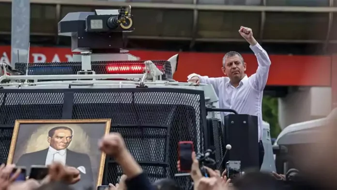 CHP genel merkezine polis müdahalesi, Özel Meclis'e yürüdü